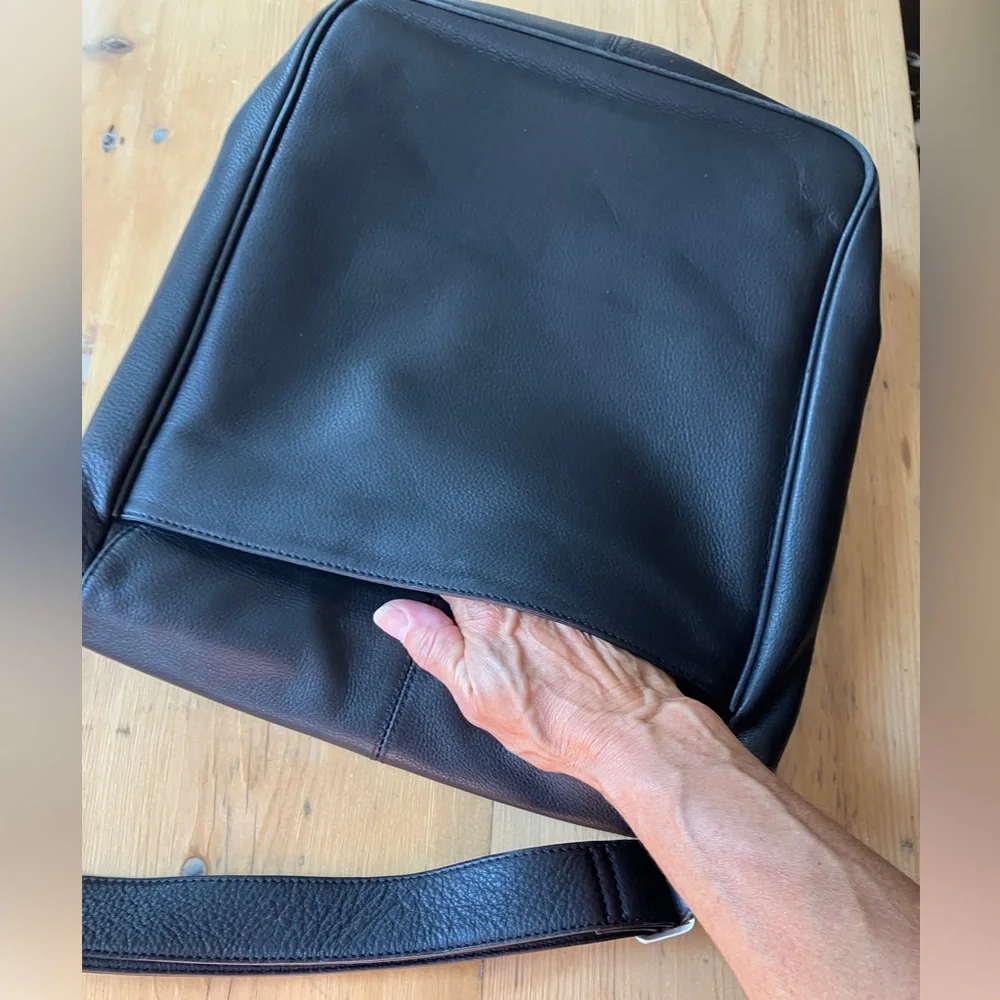 Osgoode Marley Black Leather Vertical Crossbody Messenger Computer Commuter Bag